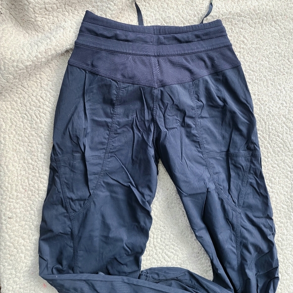 Lululemon joggers size 2 - Picture 3 of 6